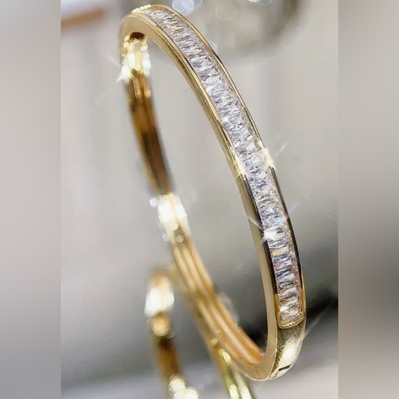 Gold Bangle with Emerald Cut Stones. Classic Elegance - Picture 1 of 5